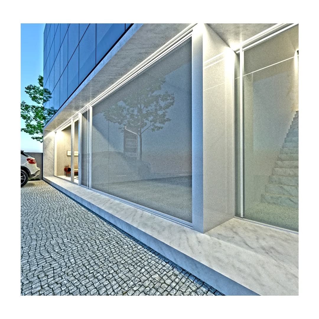 Acesso lateral de edifício comercial com vidro e concreto